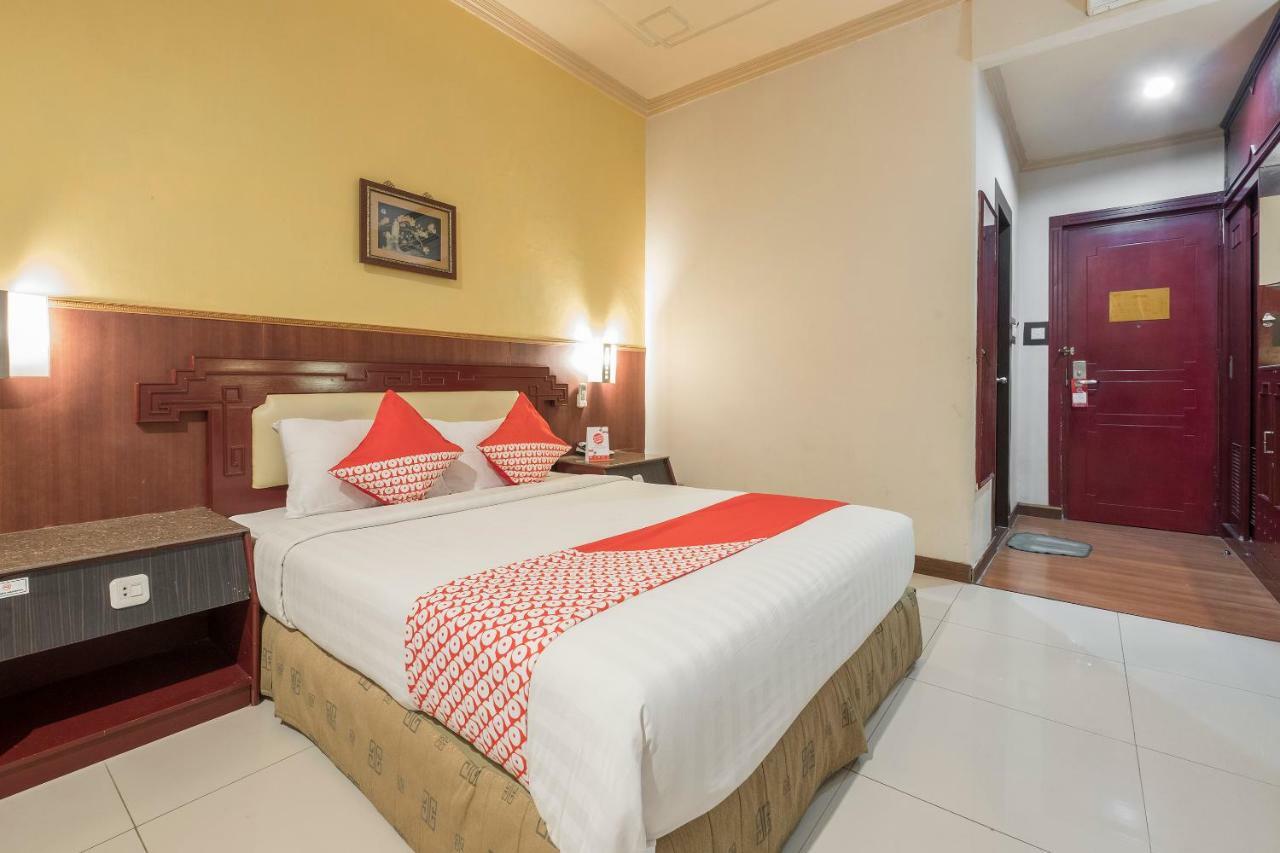 Oyo 821 Hotel Dinasti Макасар Екстериор снимка