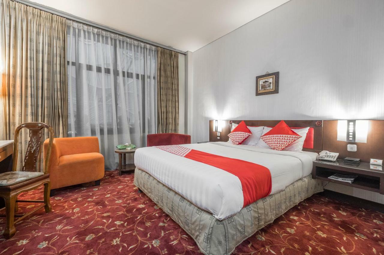 Oyo 821 Hotel Dinasti Макасар Екстериор снимка