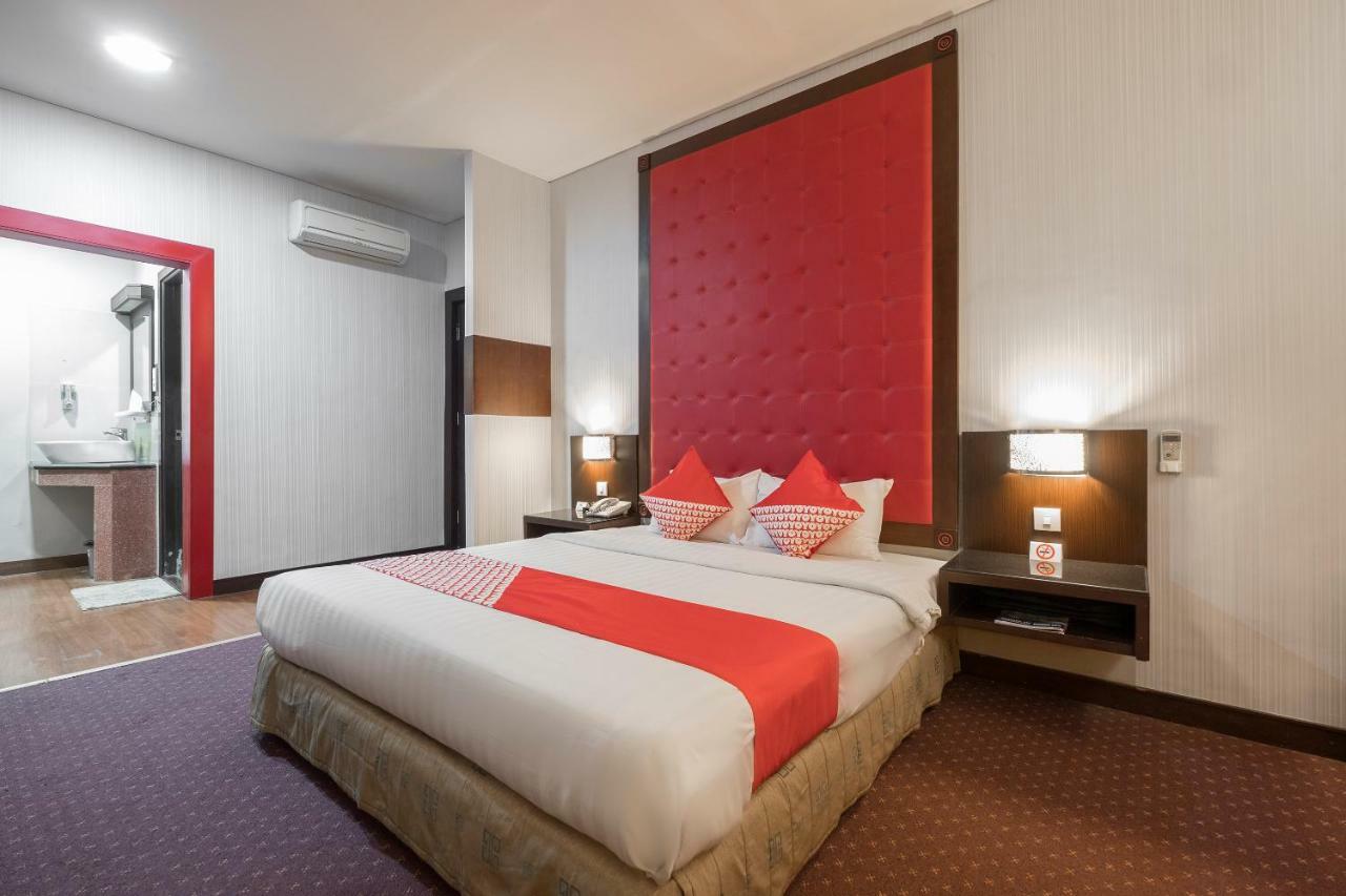 Oyo 821 Hotel Dinasti Макасар Екстериор снимка