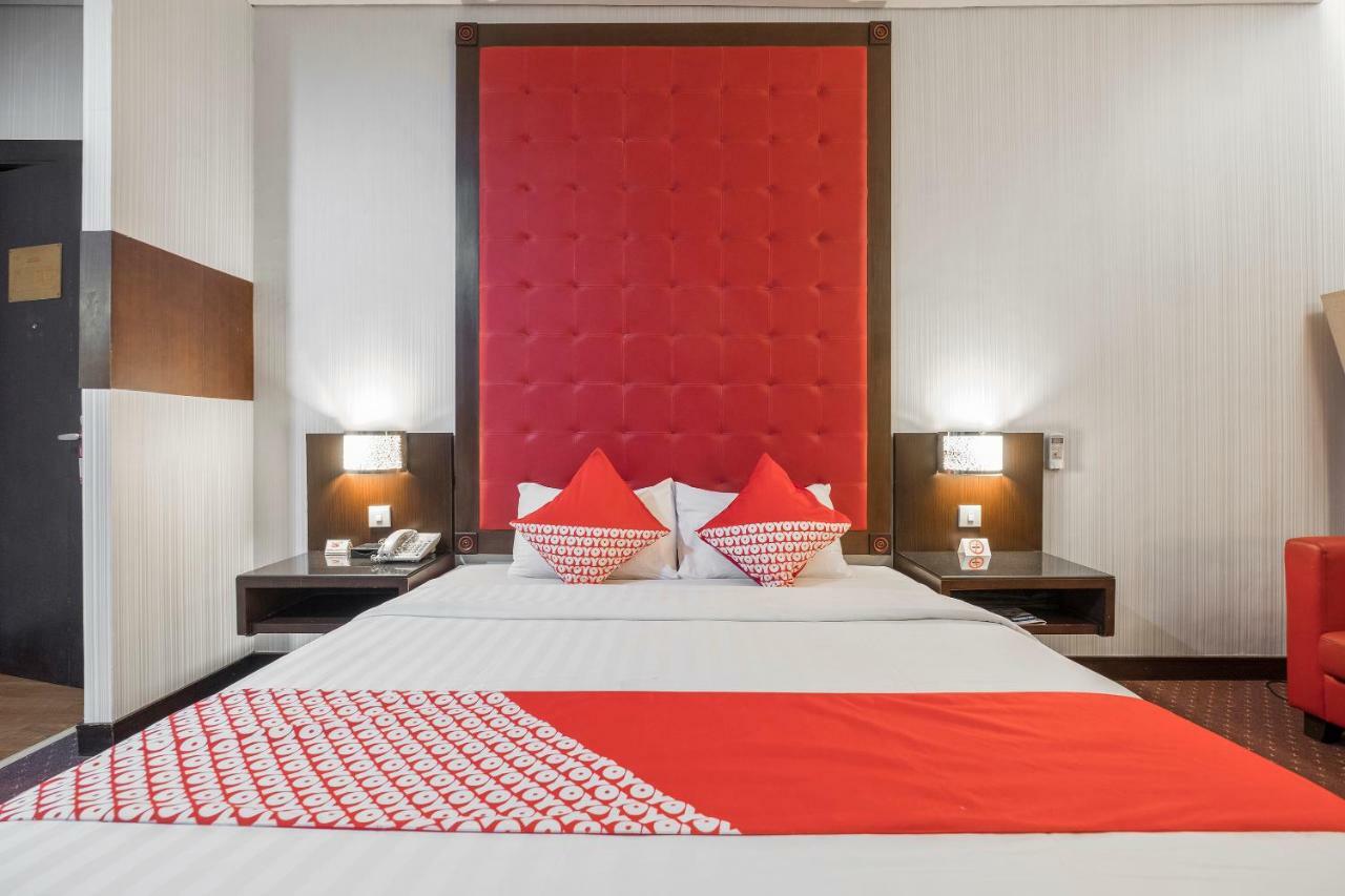 Oyo 821 Hotel Dinasti Макасар Екстериор снимка