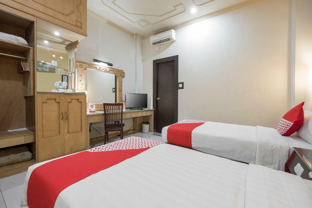 Oyo 821 Hotel Dinasti Макасар Екстериор снимка