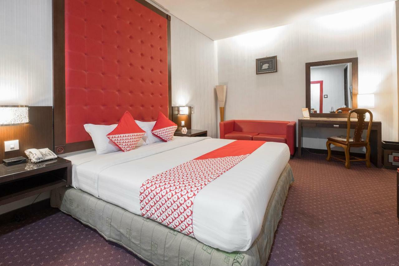 Oyo 821 Hotel Dinasti Макасар Екстериор снимка