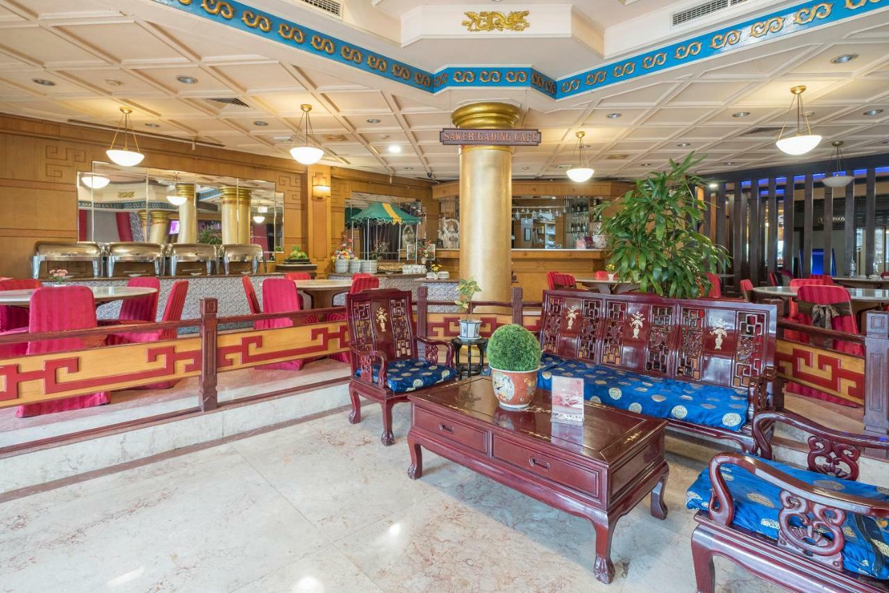 Oyo 821 Hotel Dinasti Макасар Екстериор снимка