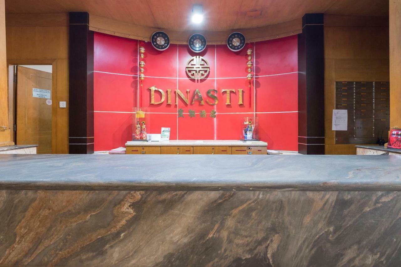 Oyo 821 Hotel Dinasti Макасар Екстериор снимка